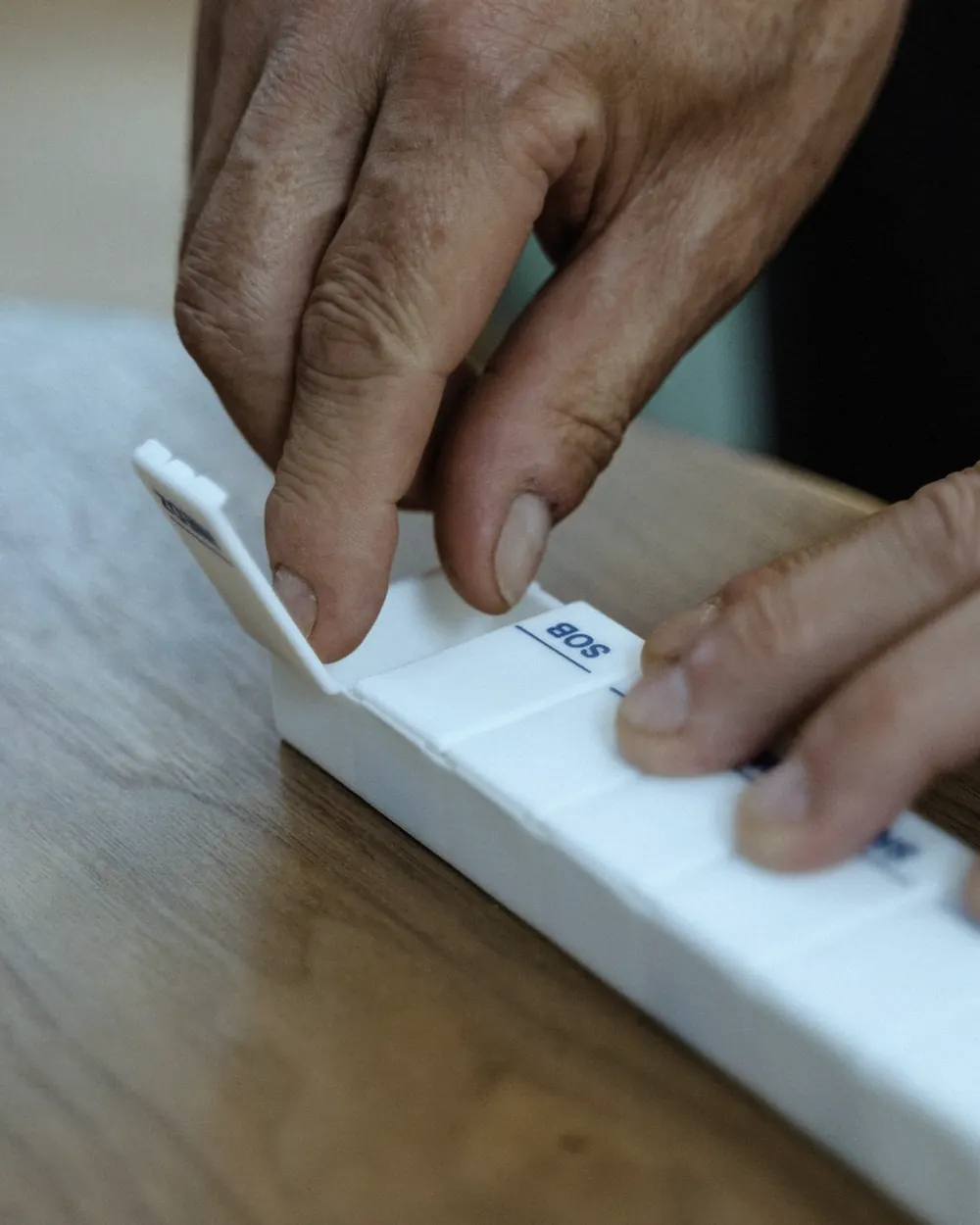 服薬の準備をする介護の現場