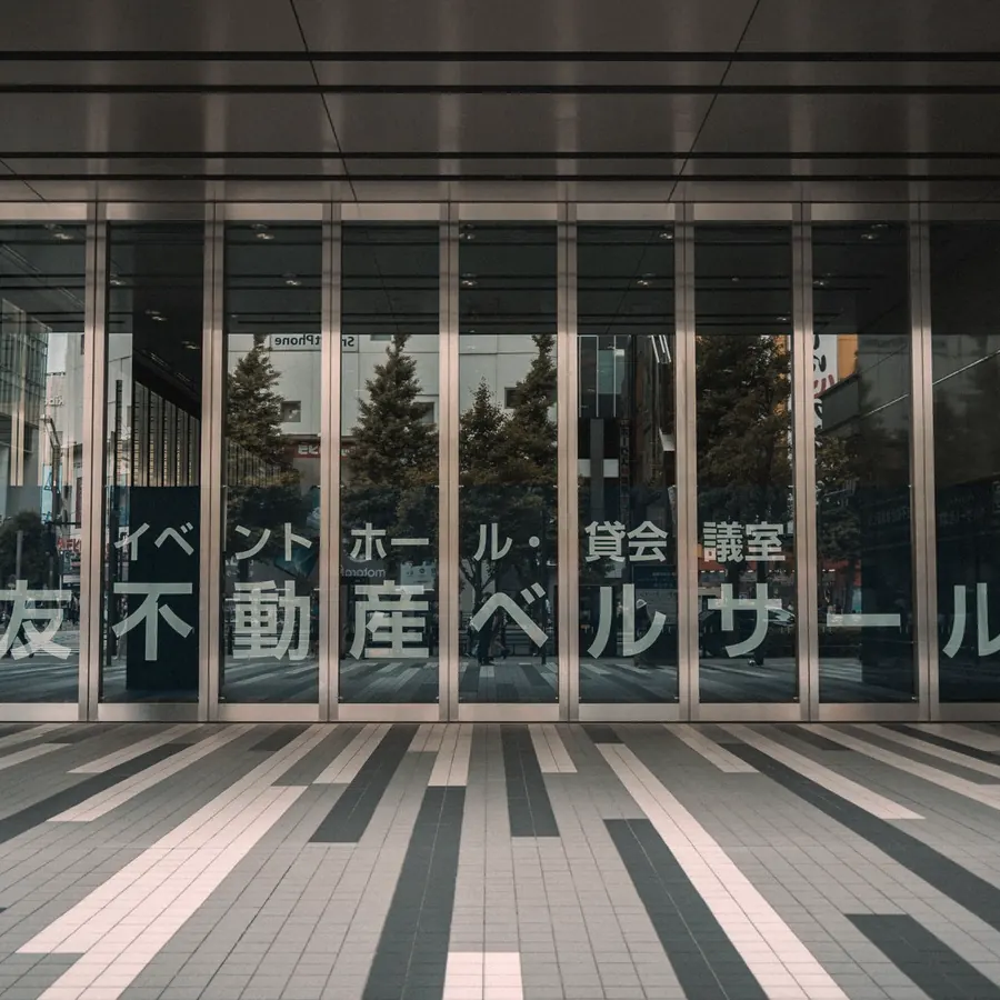 オフィスビルの入口